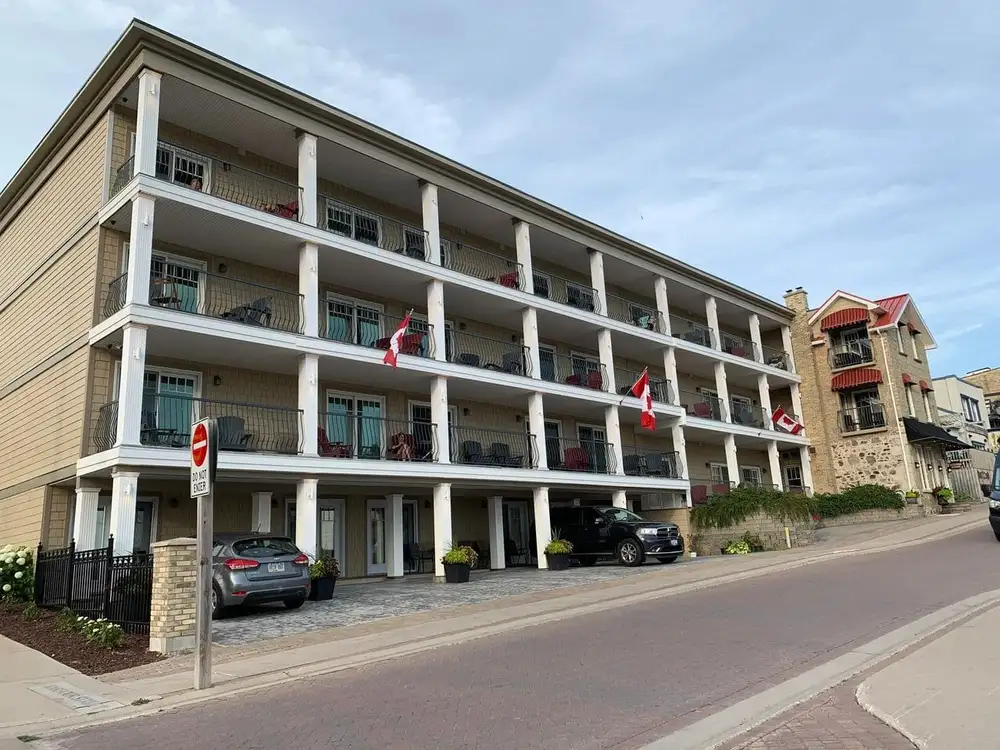 A building with cars parked in front of it.